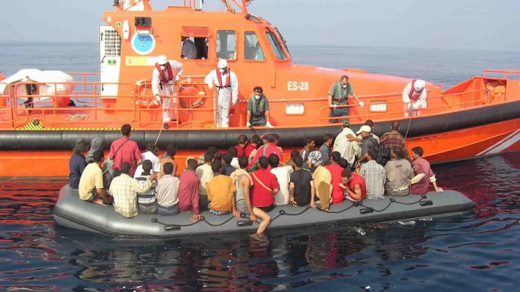 Escándalo en el mar: Un patrón condenado a prisión por transportar migrantes en condiciones extremas y peligrosas