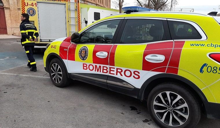 Un barco arde en llamas y un hombre es hospitalizado por inhalación de humo