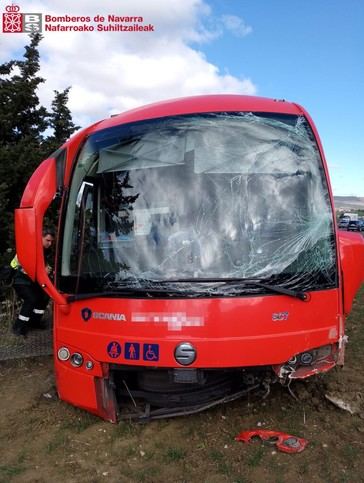 Catorce heridos tras un aterrador accidente de autobús en la A-15