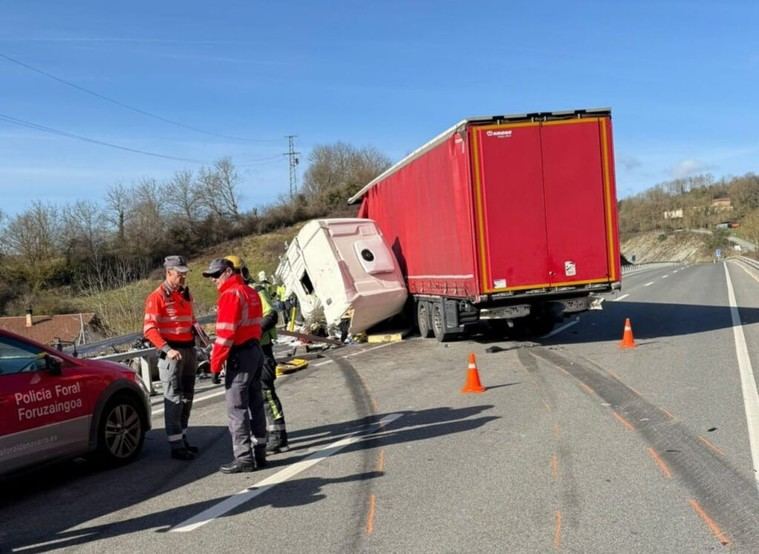 Dos camiones chocan en Anue y dejan a sus conductores luchando por sus vidas