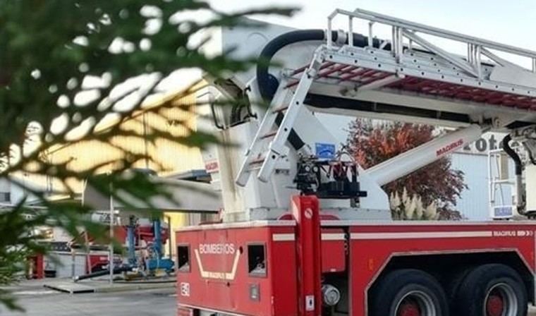 Incendio en tienda de ropa en Adra provoca desalojo de 30 vecinos