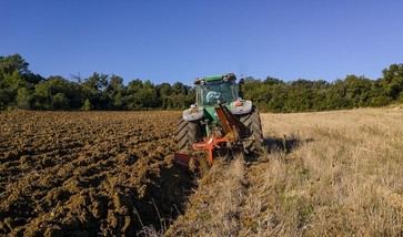 Hombre de 64 años muere al volcar su tractor en Alcalá de Guadaíra