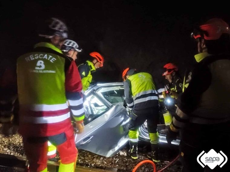 Un hombre muere tras caer su coche a las vías del tren en Corvera de Asturias