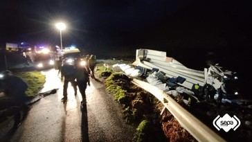 Conductor de camión herido tras volcar en playa de El Franco