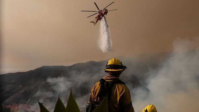 Vientos intensos amenazan con agravar los incendios en Los Ángeles