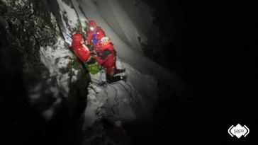 Milagro en las montañas: Dos escaladores rescatados ilesos tras una noche de terror en Peña Ubiña