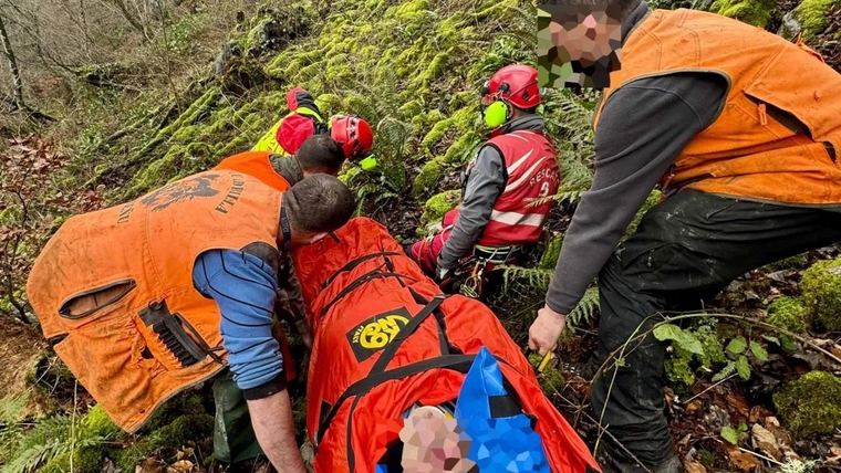 Drama en la montaña: Un cazador herido tras una caída impactante