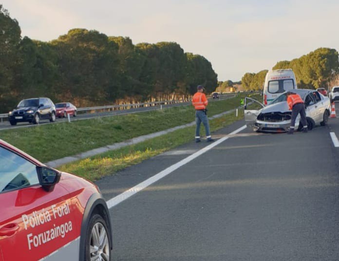 Emergencia en la AP-15: Un grave accidente deja a tres jóvenes luchando por sobrevivir