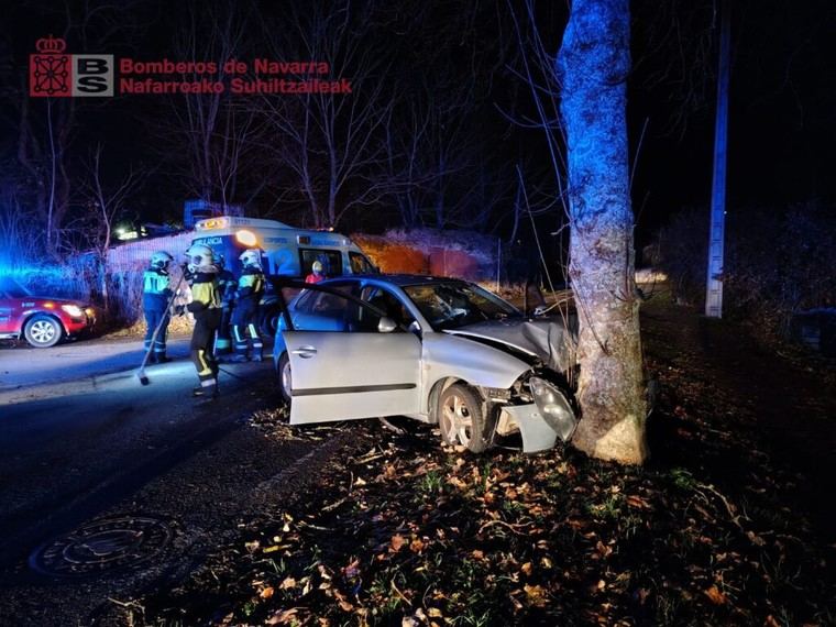 Un coche sale de la carretera y choca contra un árbol en Pamplona