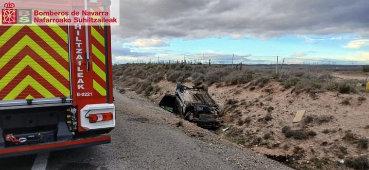 Así respondieron los bomberos a un dramático vuelco en la AP-68 que dejó tres heridos