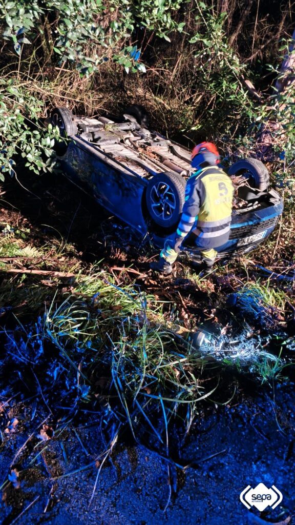 Una mujer queda atrapada tras volcar su coche en Castrillón: Los bomberos logran rescatarla a tiempo